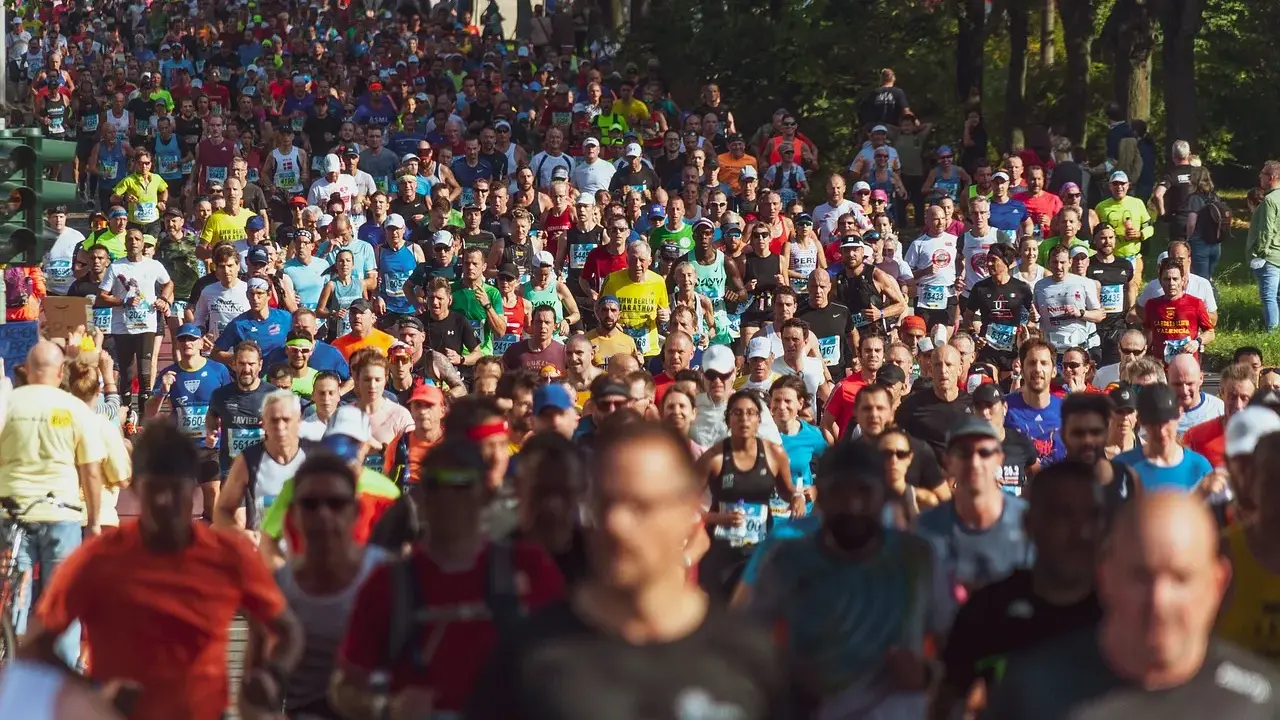 Tysiące biegaczy na maratonie. Taka impreza masowa od ilu osób? Od kilkuset, a tu są ich tysiące!