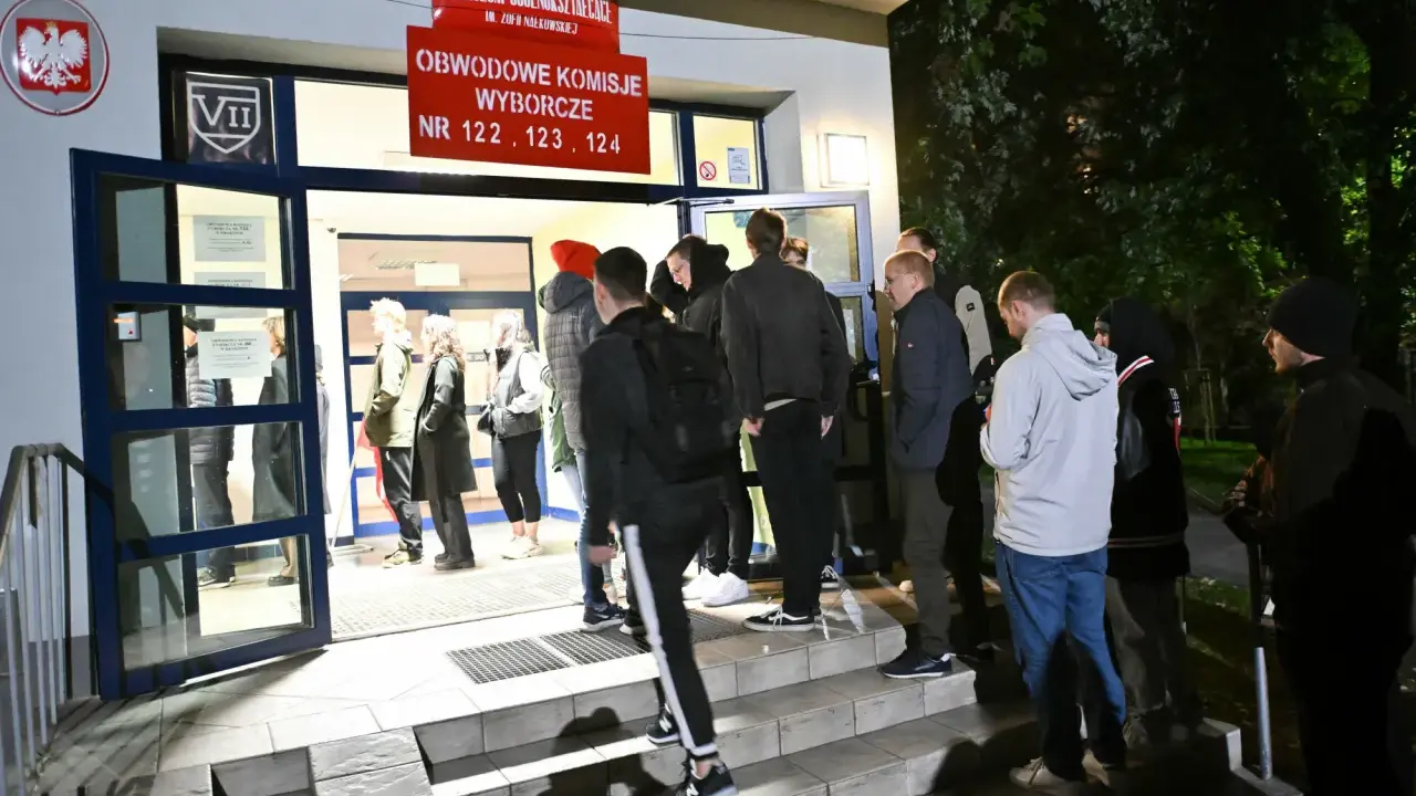 Ludzie czekają przed lokalem wyborczym. Czy to już czas na wybory samorządowe 2028?