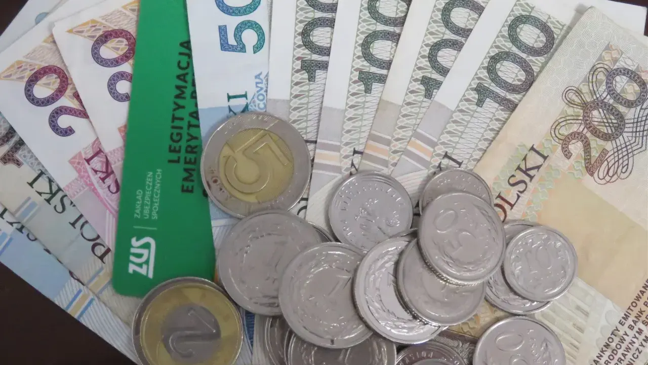 Pieniądze i monety, nadzieja na 13 pensję w 2026 roku.