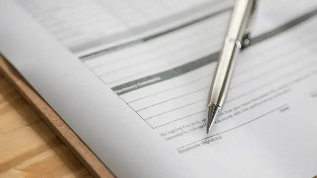 Długopis na dokumencie z polem "Employee Signature". Czy to zap 3 co to?