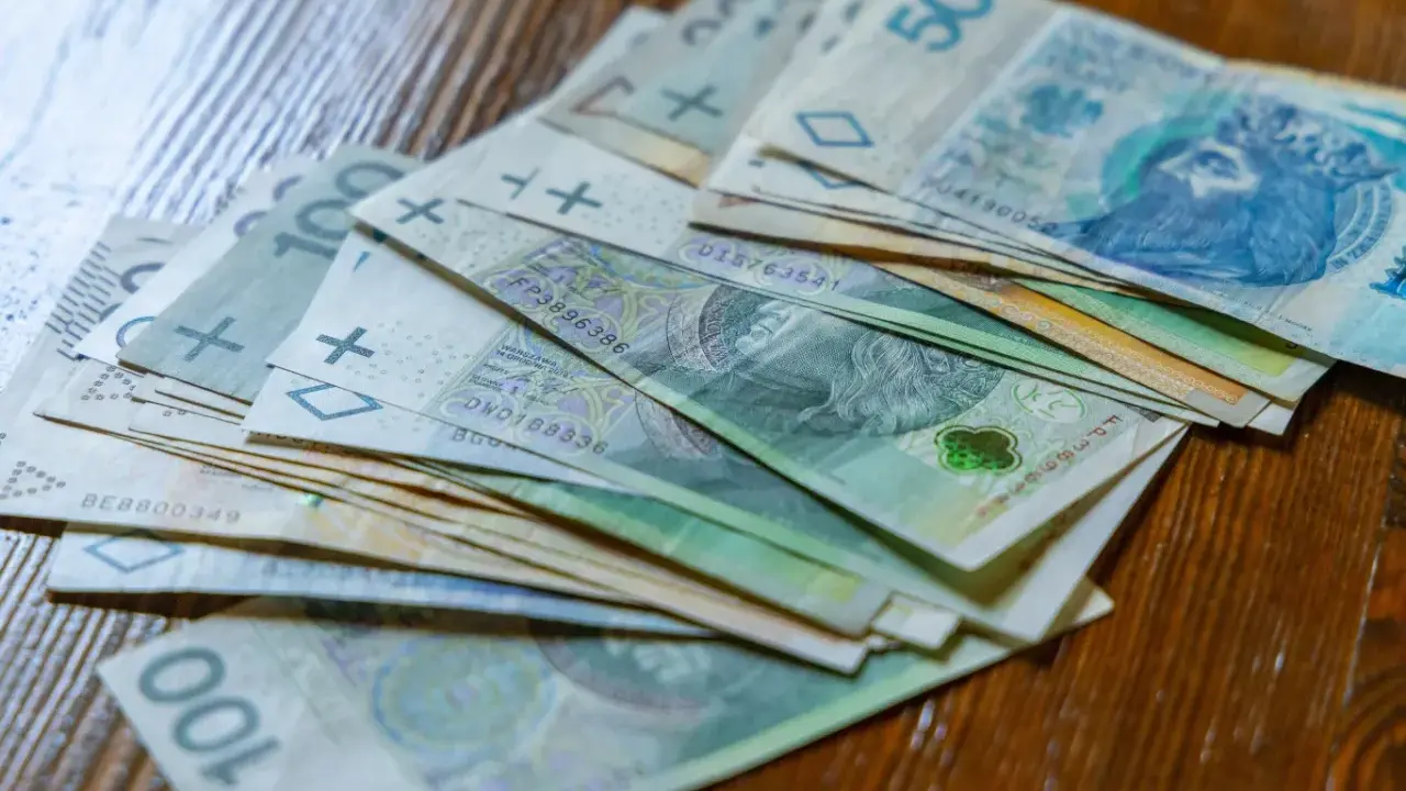 Stos banknotów 100 zł i 50 zł. Czy to wystarczy na najniższą krajową netto na godzinę?