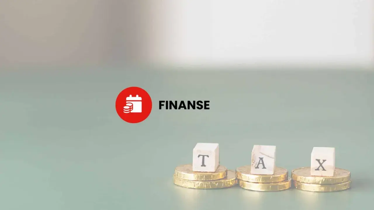 Klocki z literami T, A, X na monetach symbolizują podatki bezpośrednie. Obok logo "FINANSE".