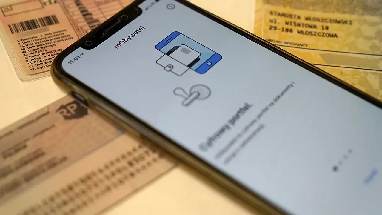 Smartfon z aplikacją mObywatel obok prawa jazdy i dowodu rejestracyjnego. Wkrótce cyfrowa legitymacja nauczyciela będzie dostępna w telefonie.
