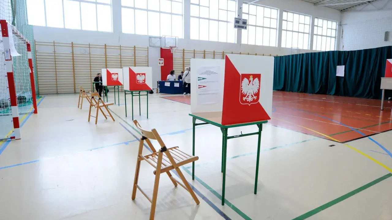 Puste krzesła czekają na wyborców w sali gimnastycznej, która służy jako lokal wyborczy.