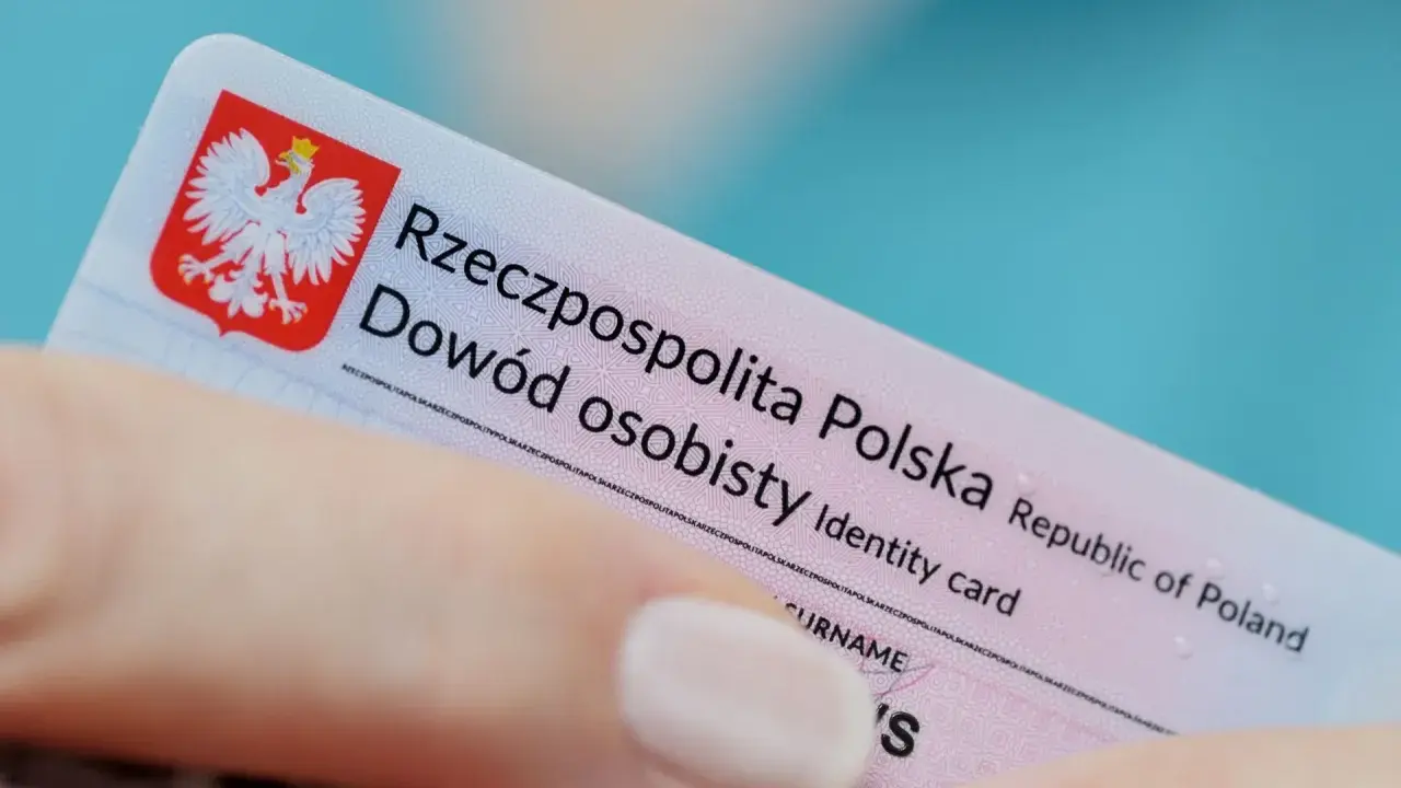Dłoń trzyma polski dowód osobisty. Dowiedz się, jak zastrzec dowód osobisty w razie zgubienia lub kradzieży.