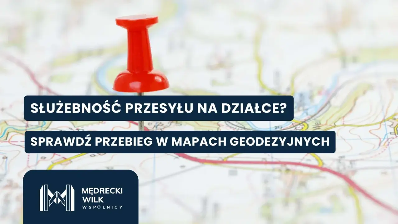 Czerwony pinezka na mapie, tekst: "Służebność przesyłu na działce? Sprawdź przebieg w mapach geodezyjnych.