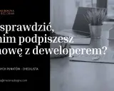 Ręka podpisuje umowę deweloperską. Sprawdź 10 kluczowych punktów, by uniknąć problemów.
