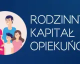 Ilustracja przedstawia uśmiechniętą rodzinę: ciężarną kobietę, mężczyznę i dwójkę dzieci. Obok widnieje napis "RODZINNY KAPITAŁ OPIEKUŃCZY".