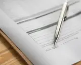 Długopis na dokumencie z polem "Employee Signature". Czy to zap 3 co to?