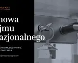 Klucz do drzwi z brelokiem w kształcie domu symbolizuje umowę najmu okazjonalnego. Dowiedz się, jak jej zawrzeć bez obaw.