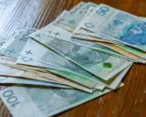 Stos banknotów 100 zł i 50 zł. Czy to wystarczy na najniższą krajową netto na godzinę?