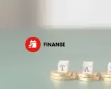 Klocki z literami T, A, X na monetach symbolizują podatki bezpośrednie. Obok logo "FINANSE".