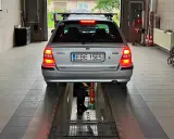 Srebrny kombi Honda Civic na podnośniku w warsztacie. Zastanawiasz się, ile kosztuje przerejestrowanie samochodu?