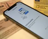 Smartfon z aplikacją mObywatel obok prawa jazdy i dowodu rejestracyjnego. Wkrótce cyfrowa legitymacja nauczyciela będzie dostępna w telefonie.