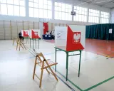 Puste krzesła czekają na wyborców w sali gimnastycznej, która służy jako lokal wyborczy.