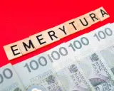 Litery układają się w słowo "EMERYTURA" nad rzędem banknotów 100 zł. Czekamy, kiedy wyrównają emerytury czerwcowe.