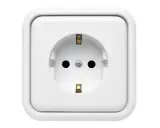 Białe gniazdko elektryczne, element polskiej klasyfikacji obiektów budowlanych, z dwoma otworami i bolcem uziemiającym.