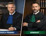 Dwóch prawników w togach: radca prawny pisze, adwokat stoi ze skrzyżowanymi rękami.