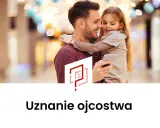 Ojciec z córką, która obejmuje go, patrzą na telefon. To obraz radości i miłości, symbolizujący uznanie ojcostwa przed porodem.