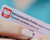 Dłoń trzyma polski dowód osobisty. Dowiedz się, jak zastrzec dowód osobisty w razie zgubienia lub kradzieży.