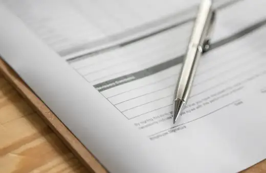 Długopis na dokumencie z polem "Employee Signature". Czy to zap 3 co to?
