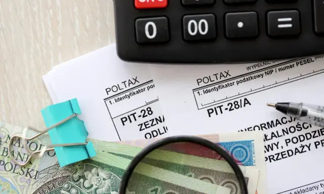 Zeznanie PIT-28/A, pieniądze i kalkulator. Rozliczasz się z podatków? Sprawdź, co to jest PIT 37.
