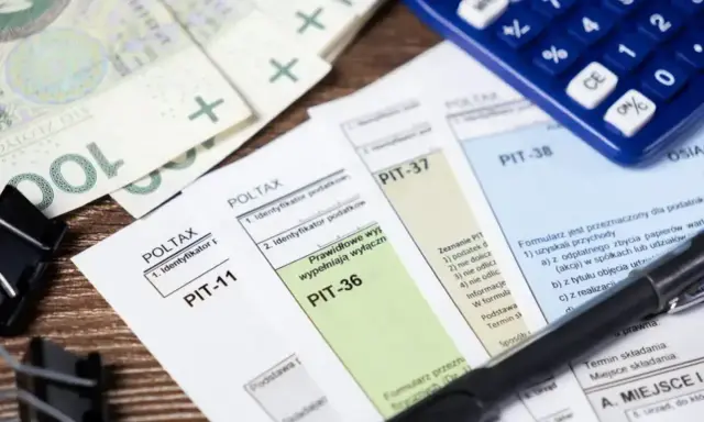 Formularze PIT-11, PIT-36, PIT-37, PIT-38, pieniądze i kalkulator. Czas na rozliczenie podatku, może nawet z pomocą pit 8c.