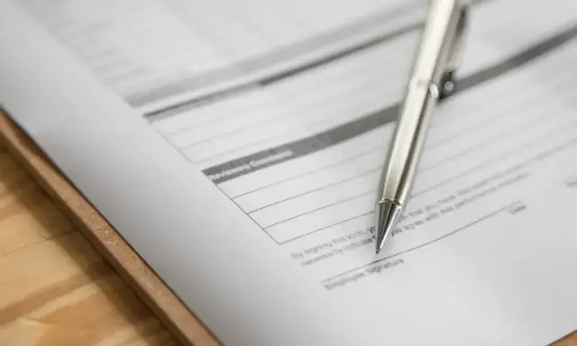 Długopis na dokumencie z polem "Employee Signature". Czy to zap 3 co to?