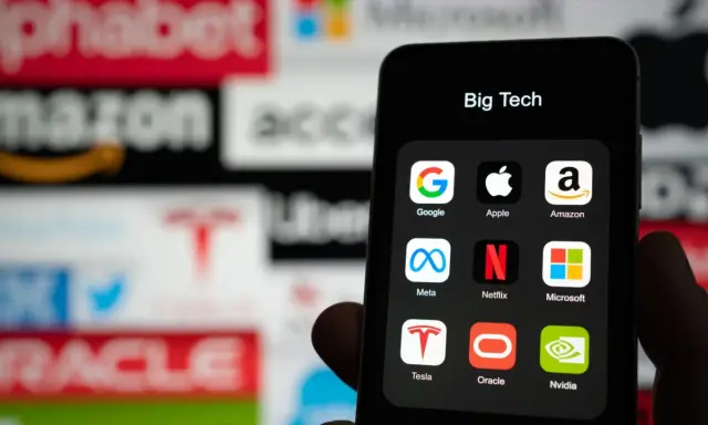 Ikona "Big Tech" na telefonie, z logotypami Google, Apple, Amazon, Meta, Netflix, Microsoft, Tesla, Oracle, Nvidia. Dyskusja o podatek cyfrowy.
