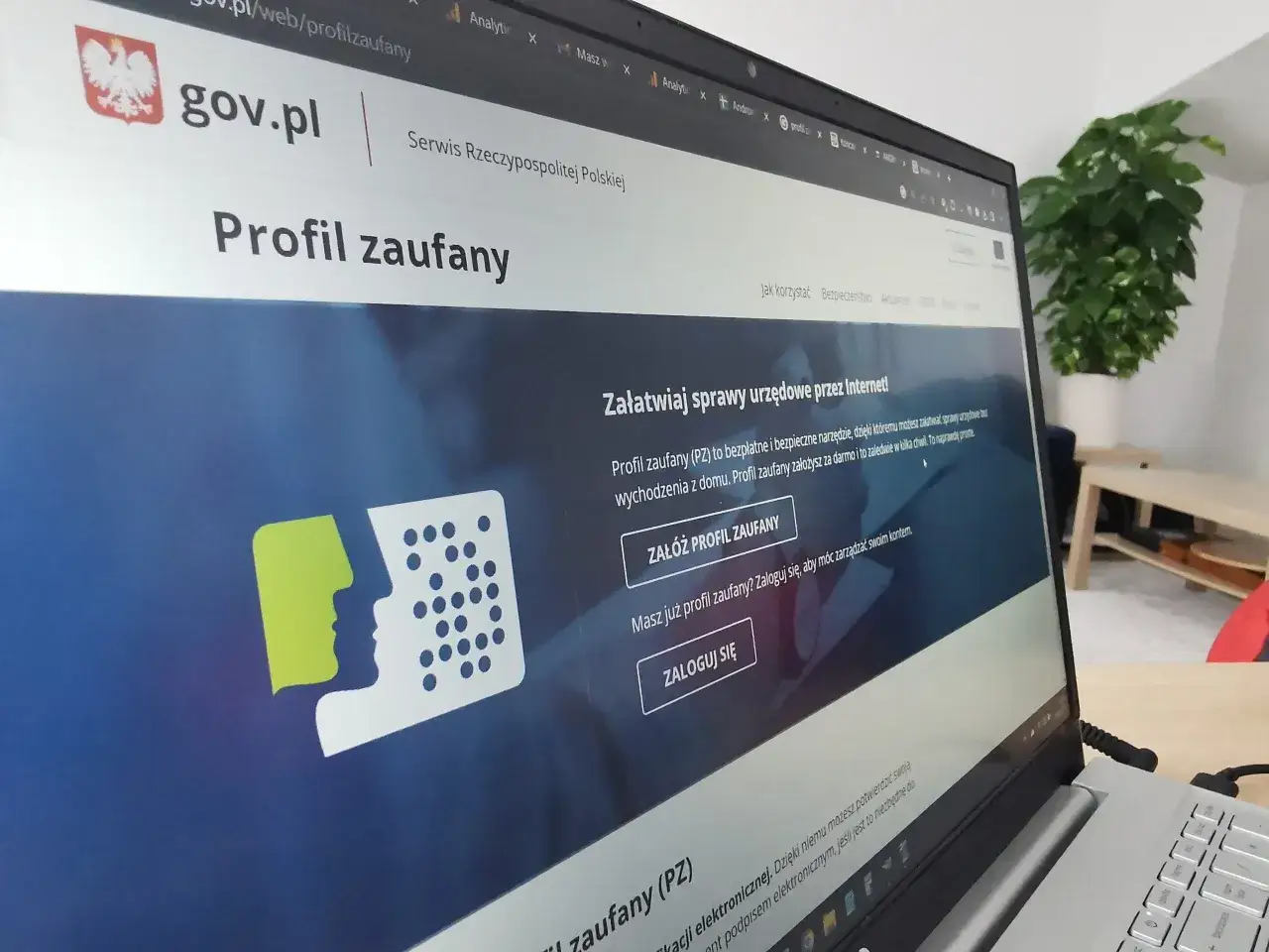 Strona gov.pl informuje, jak założyć i jak przedłużyć profil zaufany, który ułatwia załatwianie spraw urzędowych online.